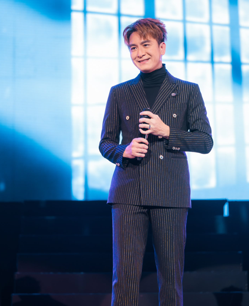 馬國明挑戰「奶奶風」造型一言難盡 網民恥笑借伯母件衫：唔適合呢啲look