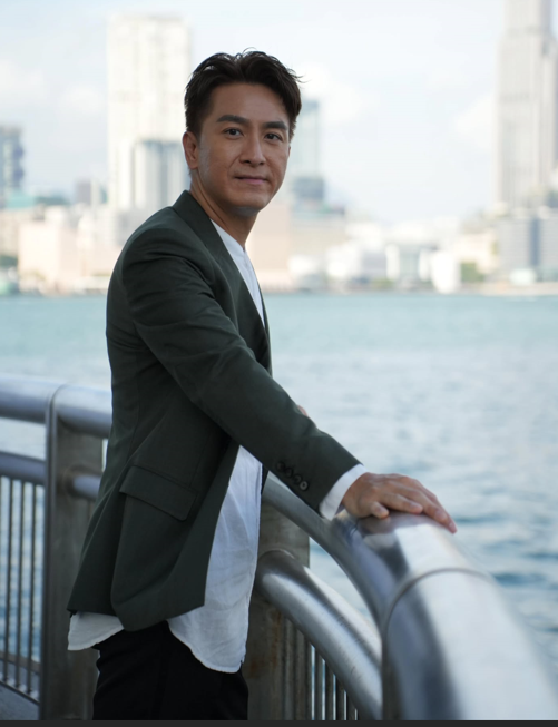 馬國明挑戰「奶奶風」造型一言難盡 網民恥笑借伯母件衫：唔適合呢啲look