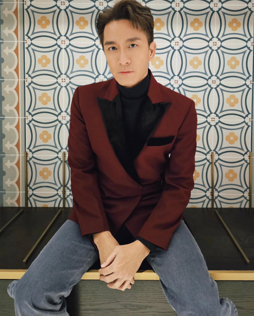 馬國明挑戰「奶奶風」造型一言難盡 網民恥笑借伯母件衫：唔適合呢啲look