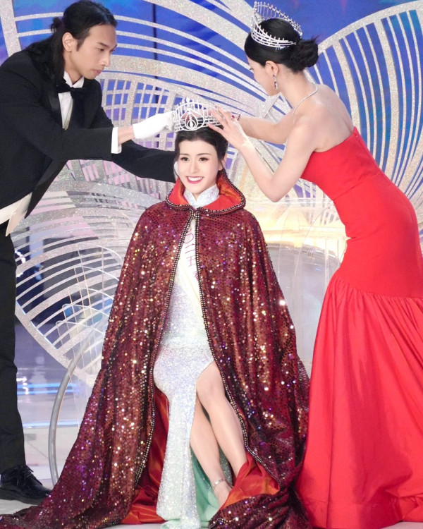 港姐冠軍晒碩士畢業照大方公開戀情 圈外男友正面靚仔樣曝光高大有型