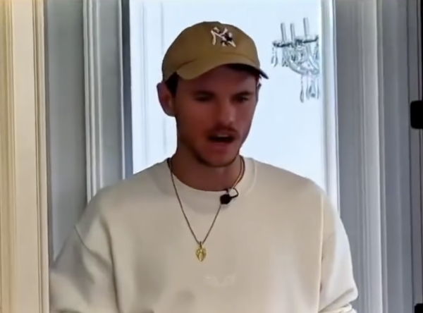 國產宇樹科技機器人「百厭星」蝦碌影片瘋傳 最後一幕上演人機摔跤