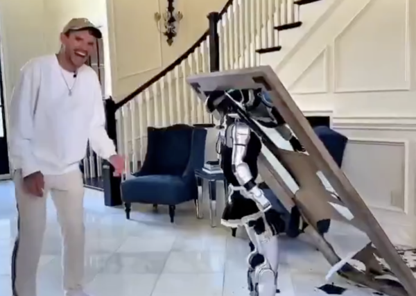 國產宇樹科技機器人「百厭星」蝦碌影片瘋傳 最後一幕上演人機摔跤