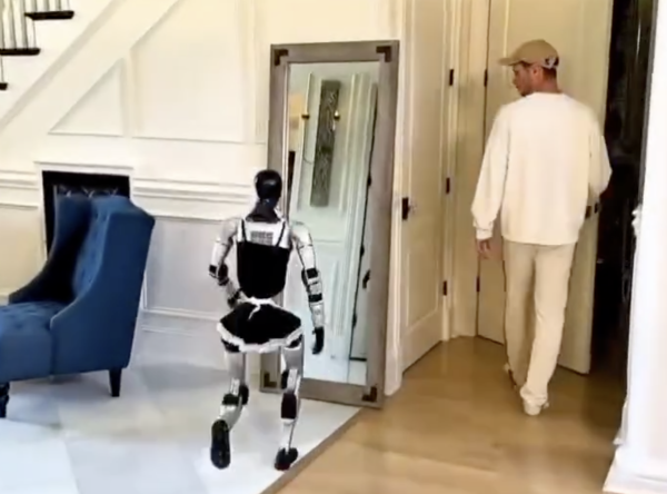 國產宇樹科技機器人「百厭星」蝦碌影片瘋傳 最後一幕上演人機摔跤