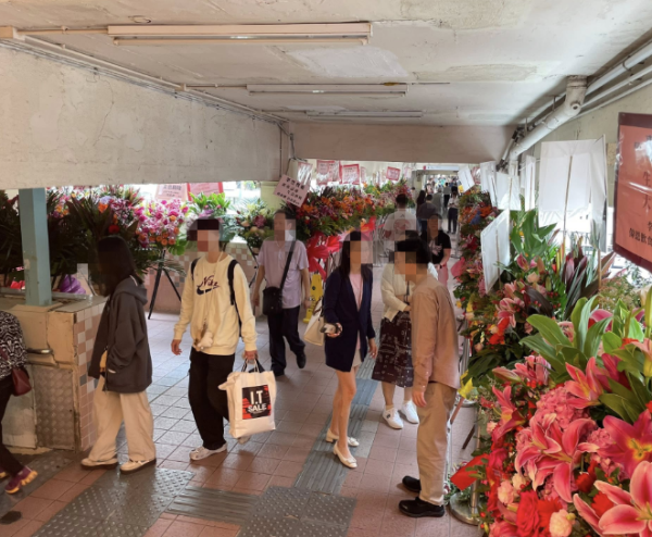 沙田茶記新開張「花籃長城」極震撼!逾50個花籃排滿天橋!街坊憑1點推測做唔長