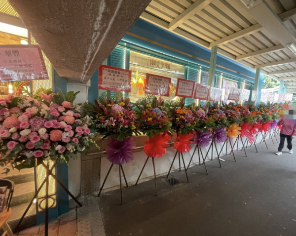 沙田茶記新開張「花籃長城」極震撼！逾50個花籃排滿天橋！街坊憑1點推測做唔長