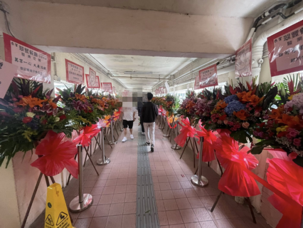 沙田茶記新開張「花籃長城」極震撼！逾50個花籃排滿天橋！街坊憑1點推測做唔長