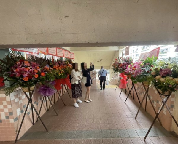 沙田茶記新開張「花籃長城」極震撼！逾50個花籃排滿天橋！街坊憑1點推測做唔長