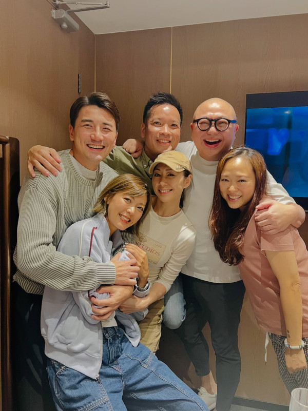 胡定欣夫婦飯局報答兩位媒人「大功臣」 世紀合照一細節再惹懷孕傳聞?