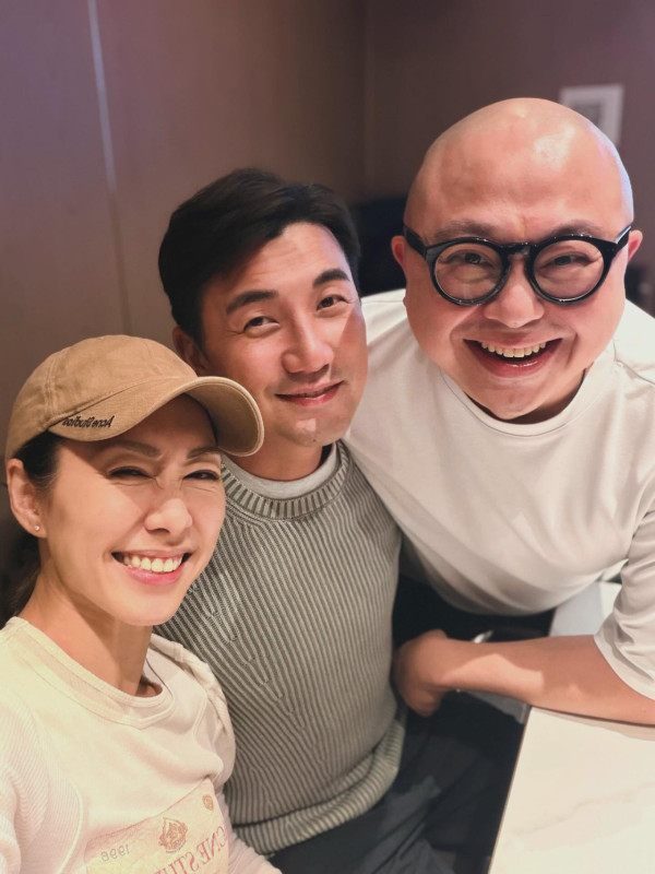 胡定欣夫婦飯局報答兩位媒人「大功臣」　世紀合照一細節再惹懷孕傳聞？