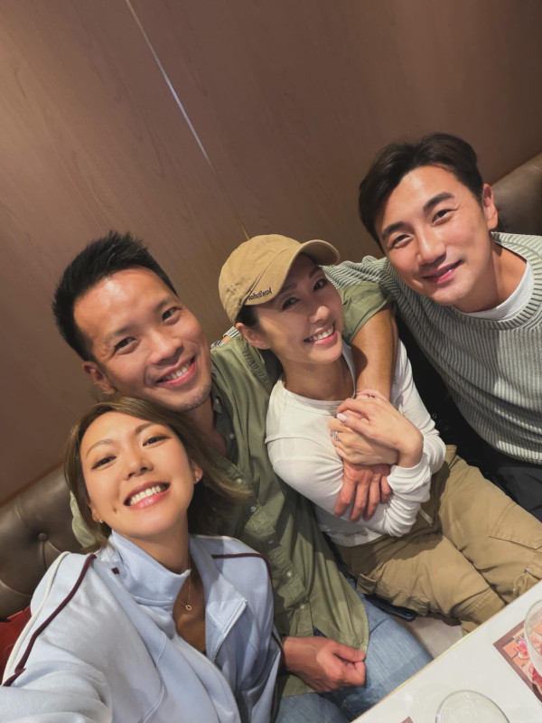 胡定欣夫婦飯局報答兩位媒人「大功臣」　世紀合照一細節再惹懷孕傳聞？