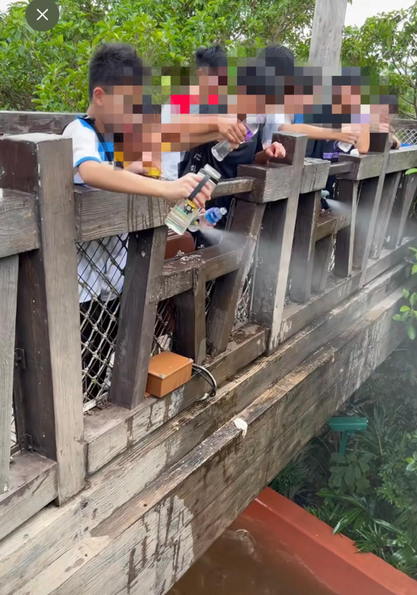 東張西望｜海洋公園激流船變「潑水戰場」學生倒水落船惹眾怒！事主鬧爆：好嬲！學校急道歉