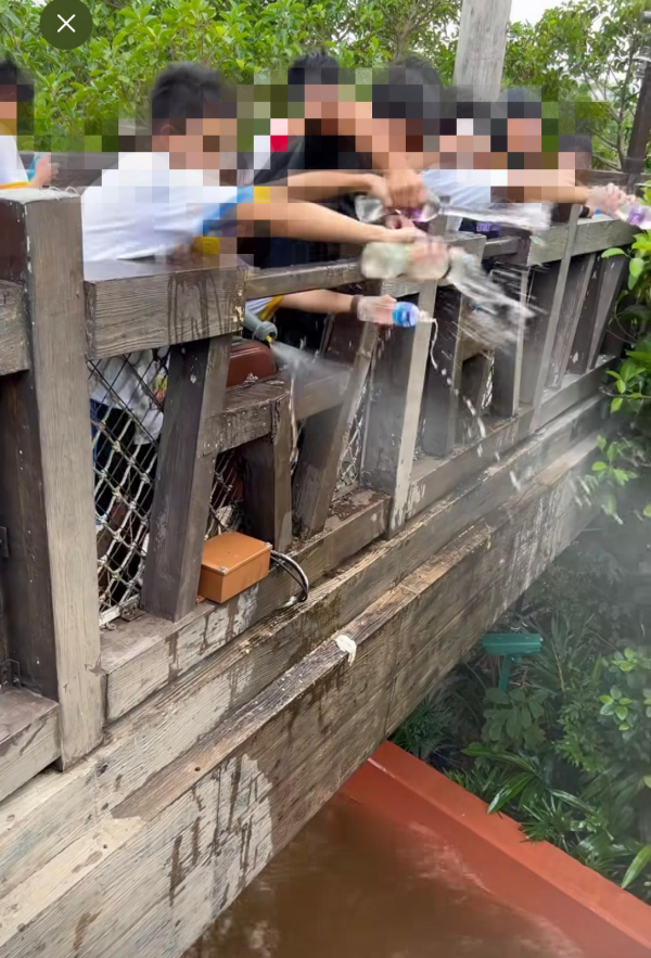 東張西望｜海洋公園激流船變「潑水戰場」學生倒水落船惹眾怒！事主鬧爆：好嬲！學校急道歉