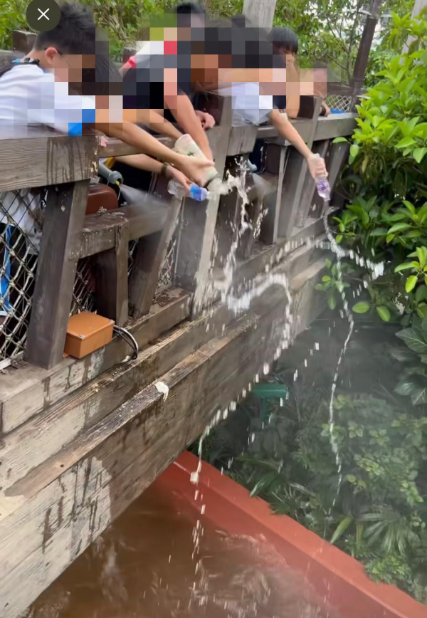 東張西望｜海洋公園激流船變「潑水戰場」學生倒水落船惹眾怒！事主鬧爆：好嬲！學校急道歉