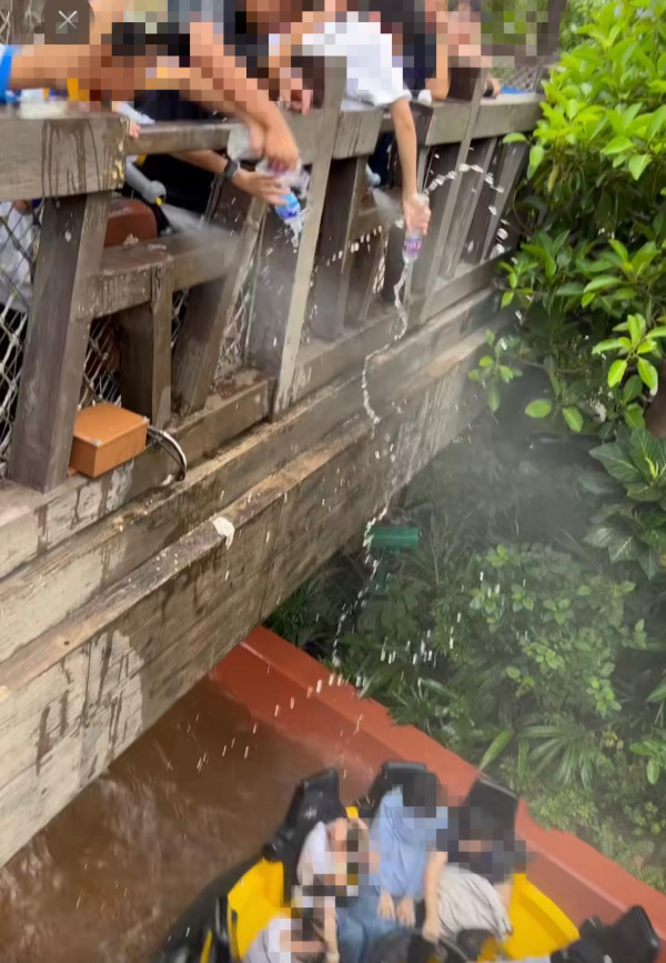 東張西望｜海洋公園激流船變「潑水戰場」學生倒水落船惹眾怒！事主鬧爆：好嬲！學校急道歉