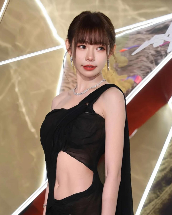 林明禎上圍再升級晒巨胸如人形葫蘆 深溝事業線魔鬼身材震撼網民眼球