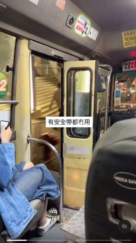 亡命小巴中門大開駕駛 乘客震驚有安全帶都冇用 網民反駁可防止發生1意外