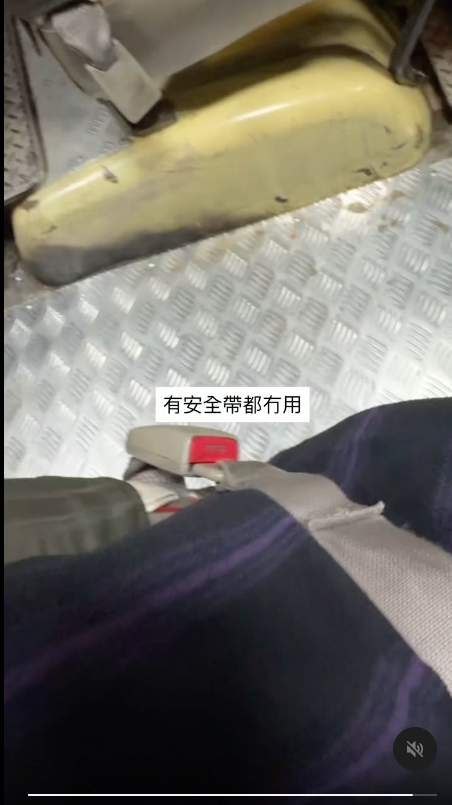 亡命小巴中門大開駕駛 乘客震驚有安全帶都冇用 網民反駁可防止發生1意外