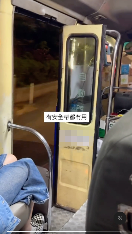 亡命小巴中門大開駕駛 乘客震驚有安全帶都冇用 網民反駁可防止發生1意外