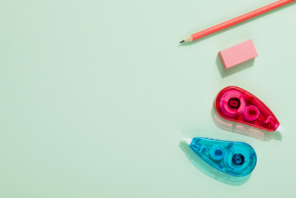 沙膠用錯幾十年!90後呻「擦原子筆必爛紙」揭1個真正用法:藍色一邊唔係咁用!