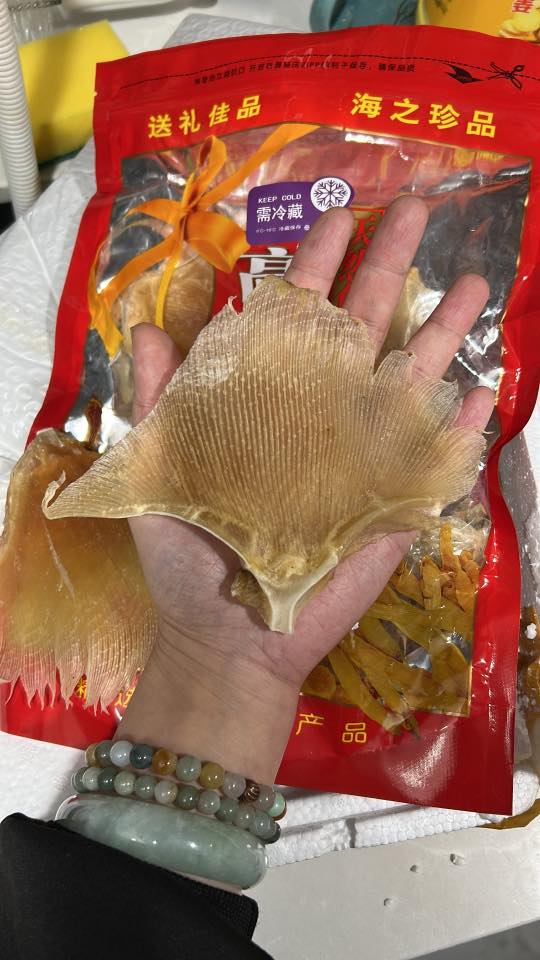 港人實測拼多多買海味 晒手掌大魚翅讚超抵！網民反應兩極 反駁：大陸人都落嚟香港掃貨