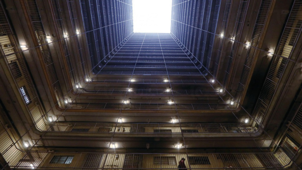 房署職員夜晚上門逐戶查身份證？圖片來源：HKET圖庫