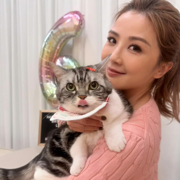 42歲阿Sa蔡卓妍被爆新戀情撻著大隻健身教練！靚仔男友抱貓傳情姐弟戀意外洩蜜