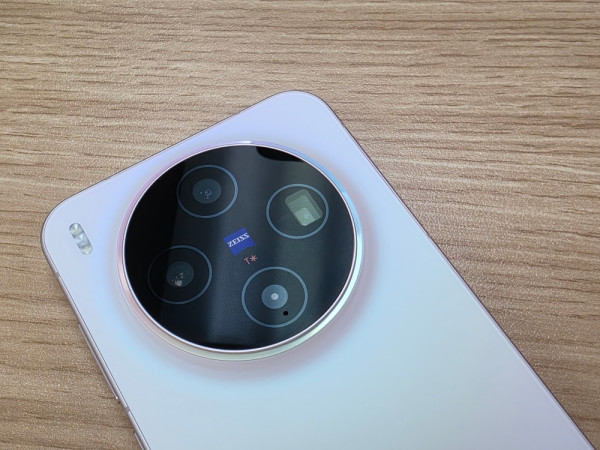 vivo X300 開箱實測 2 億蔡司「街拍神器」實戰！它如何打破旗艦「大機定律」？