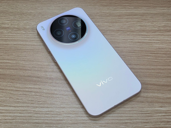 vivo X300 開箱實測 2 億蔡司「街拍神器」實戰！它如何打破旗艦「大機定律」？