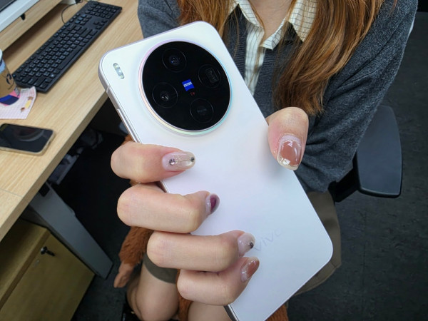 vivo X300 開箱實測 2 億蔡司「街拍神器」實戰！它如何打破旗艦「大機定律」？