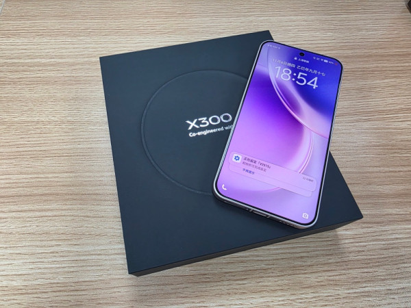 vivo X300 開箱實測 2 億蔡司「街拍神器」實戰！它如何打破旗艦「大機定律」？