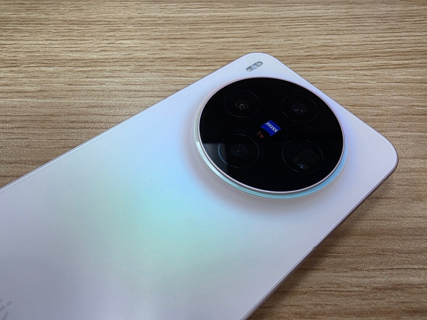 vivo X300 開箱實測 2 億蔡司「街拍神器」實戰！它如何打破旗艦「大機定律」？