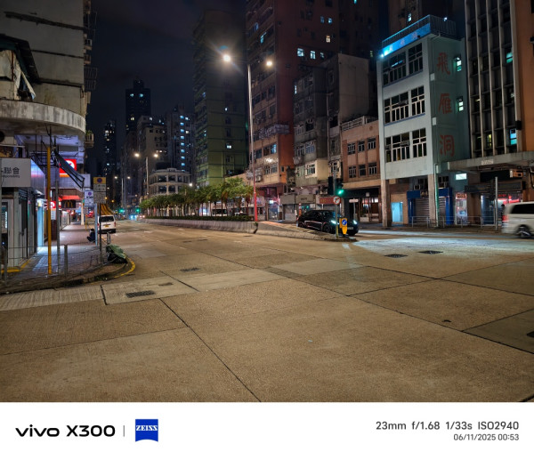 vivo X300 開箱實測 2 億蔡司「街拍神器」實戰！它如何打破旗艦「大機定律」？