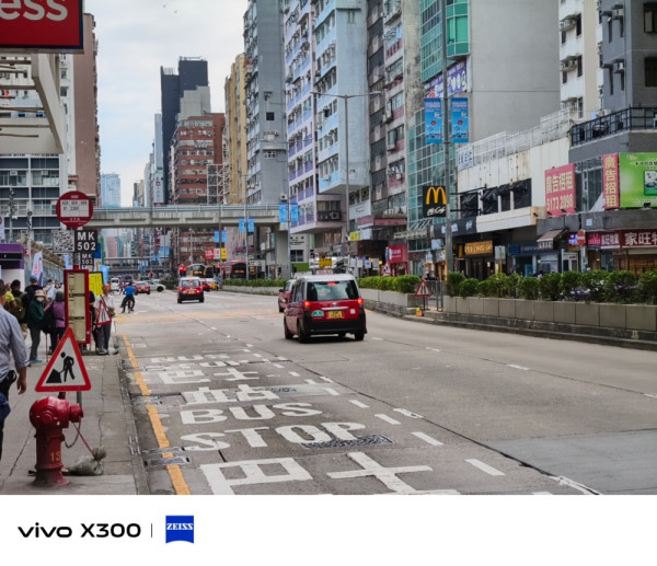 vivo X300 開箱實測 2 億蔡司「街拍神器」實戰！它如何打破旗艦「大機定律」？