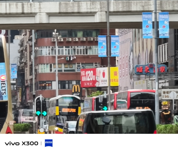vivo X300 開箱實測 2 億蔡司「街拍神器」實戰！它如何打破旗艦「大機定律」？