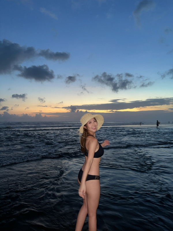 29歲前TVB小花峇里島三點式性感大解放 S字型身材澎湃上圍事業線深不見底