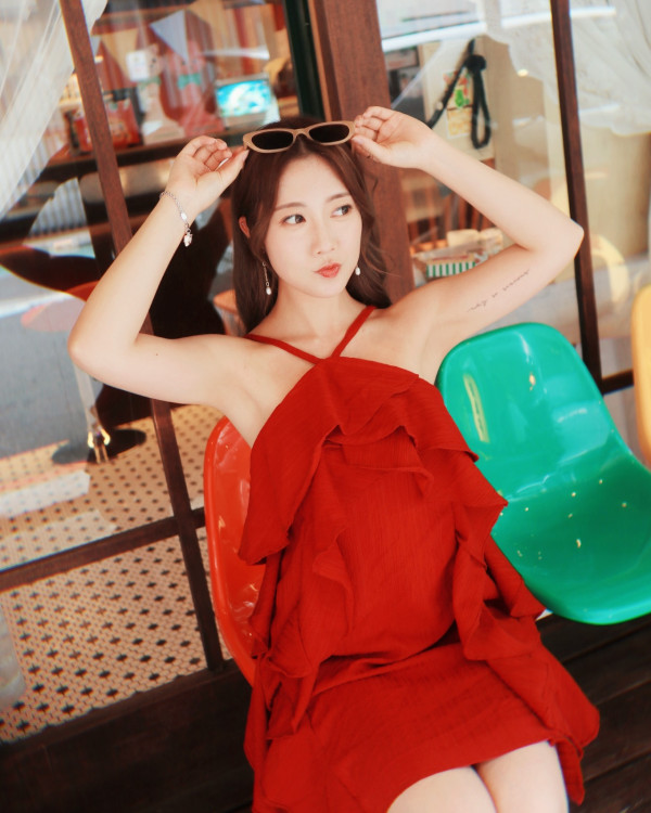 29歲前TVB小花峇里島三點式性感大解放 S字型身材澎湃上圍事業線深不見底