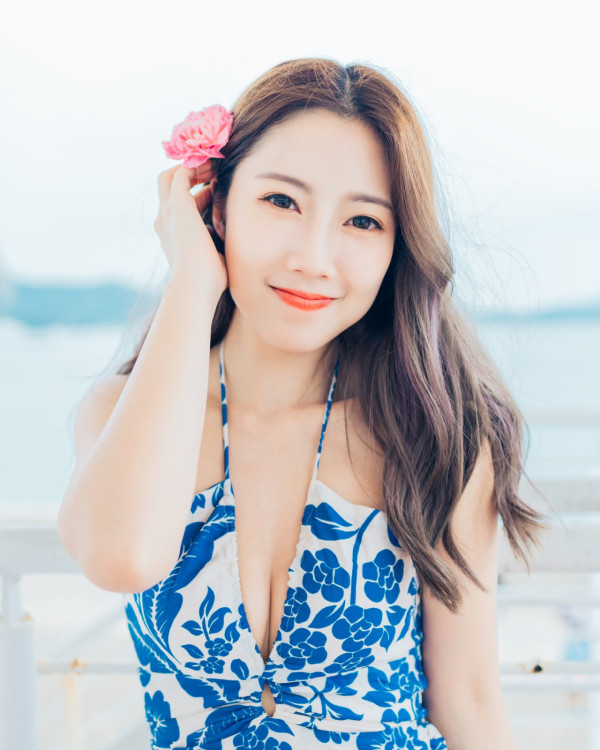 29歲前TVB小花峇里島三點式性感大解放 S字型身材澎湃上圍事業線深不見底