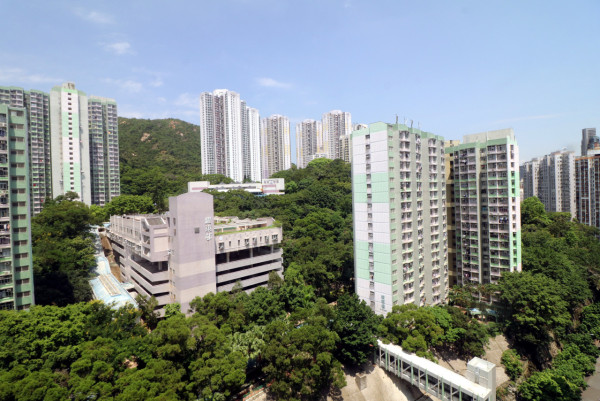 港人憂OT後超入息恐失公屋資格 想辭職兼改期重賽:都叫你躺平做咩加班