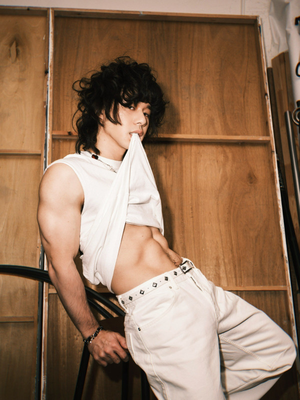 Mike曾比特32歲生日宣布正式加盟英皇 晒六嚿腹肌苦練成果震撼曝光