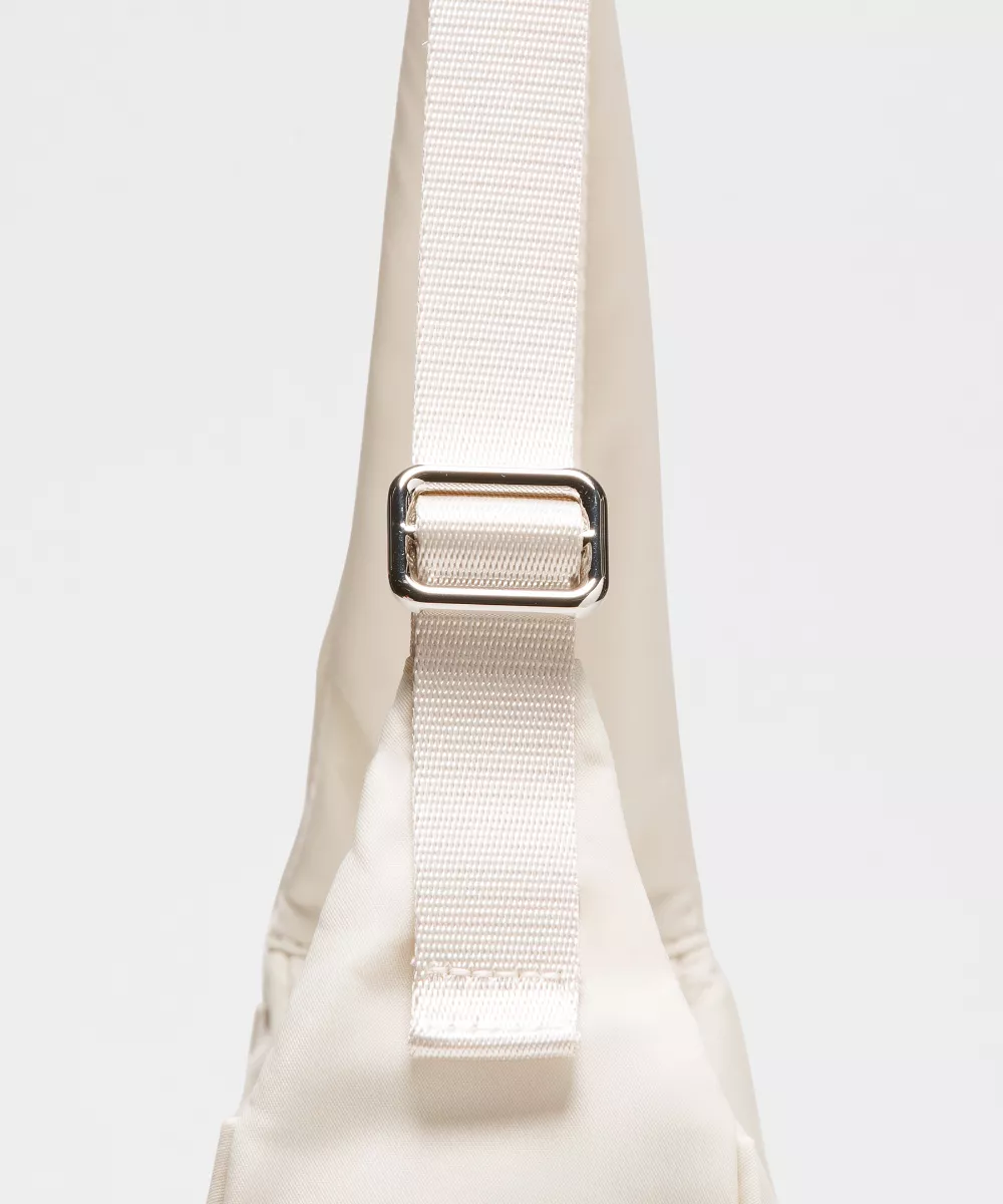 lululemon有推出小尺寸「牛角包」版本。