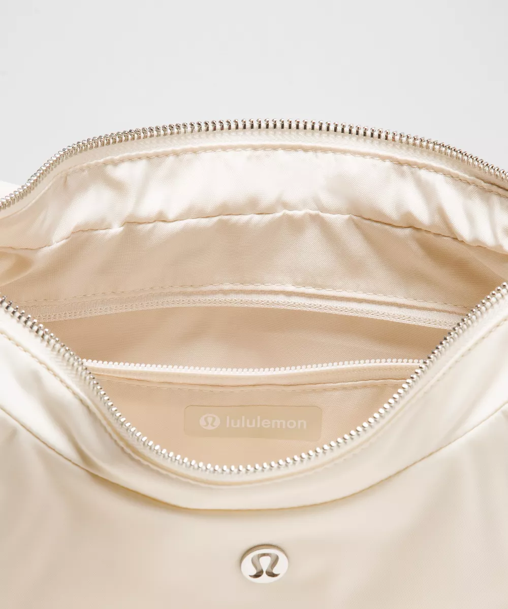 lululemon有推出小尺寸「牛角包」版本。