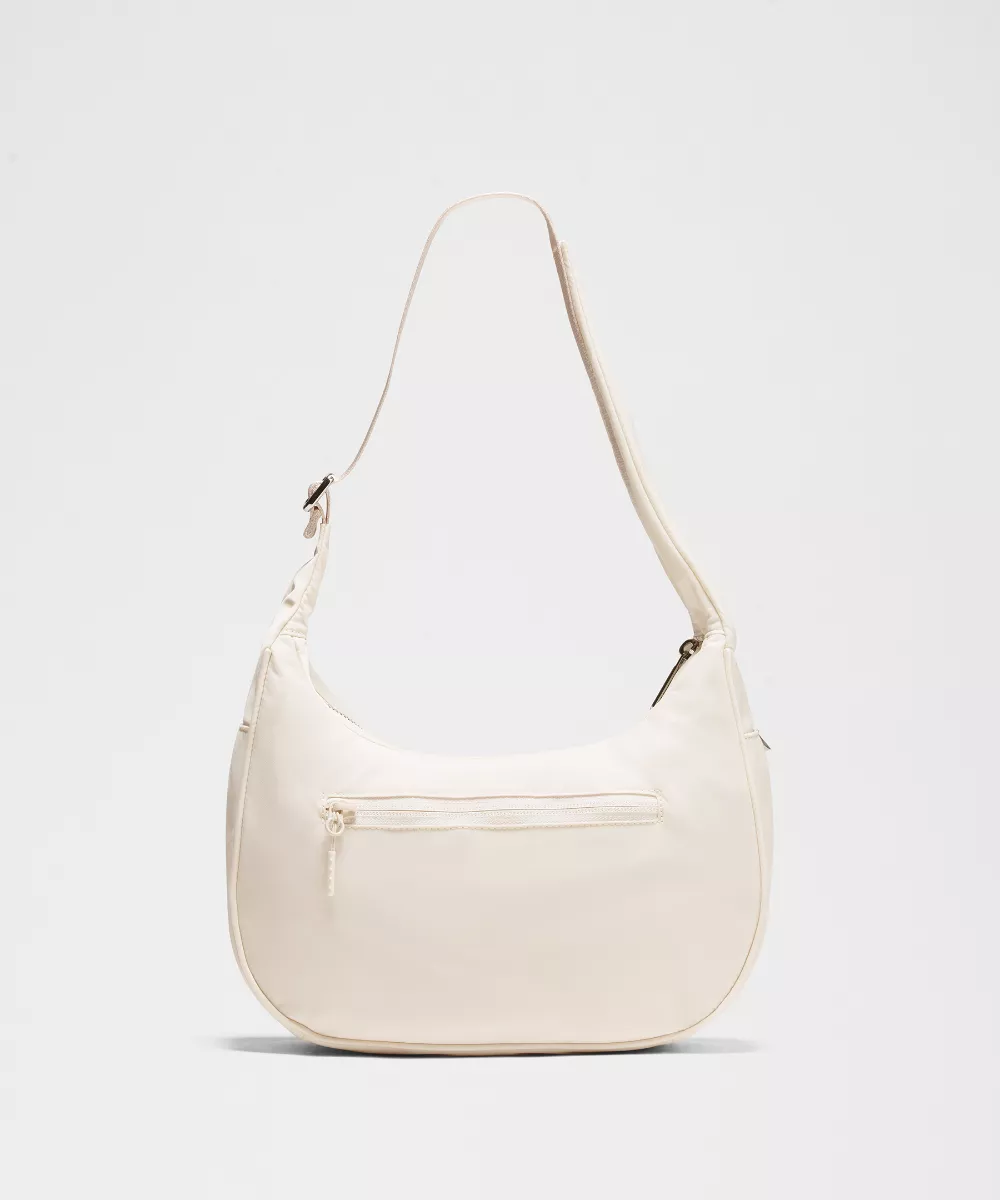 lululemon有推出小尺寸「牛角包」版本。