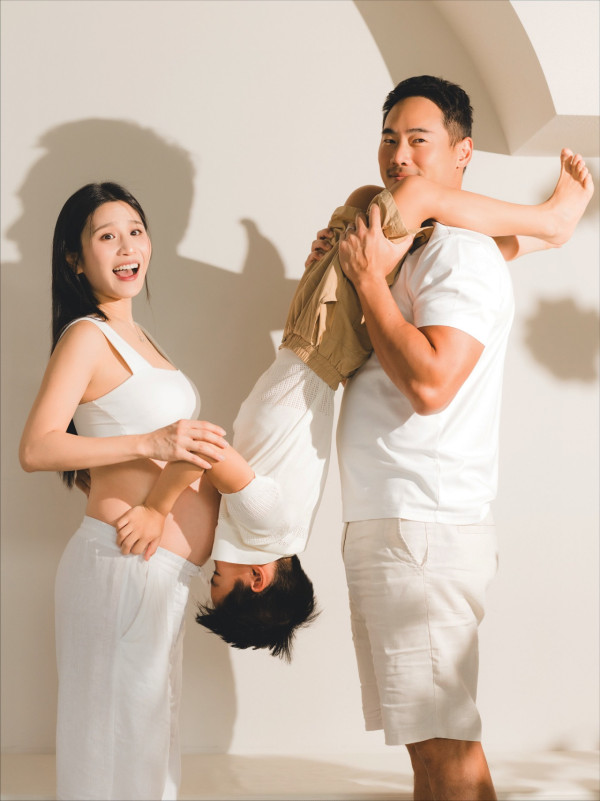 Coffee林芊妤宣布平安誕下第二胎女兒 剖腹產後首曬全家福報喜：妹妹健健康康