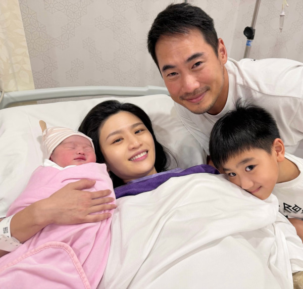 Coffee林芊妤宣布平安誕下第二胎女兒 剖腹產後首曬全家福報喜:妹妹健健康康