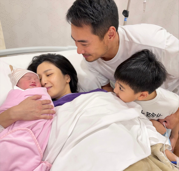 Coffee林芊妤宣布平安誕下第二胎女兒 剖腹產後首曬全家福報喜：妹妹健健康康