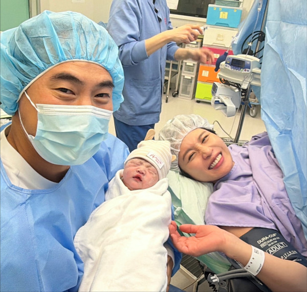 Coffee林芊妤宣布平安誕下第二胎女兒 剖腹產後首曬全家福報喜:妹妹健健康康