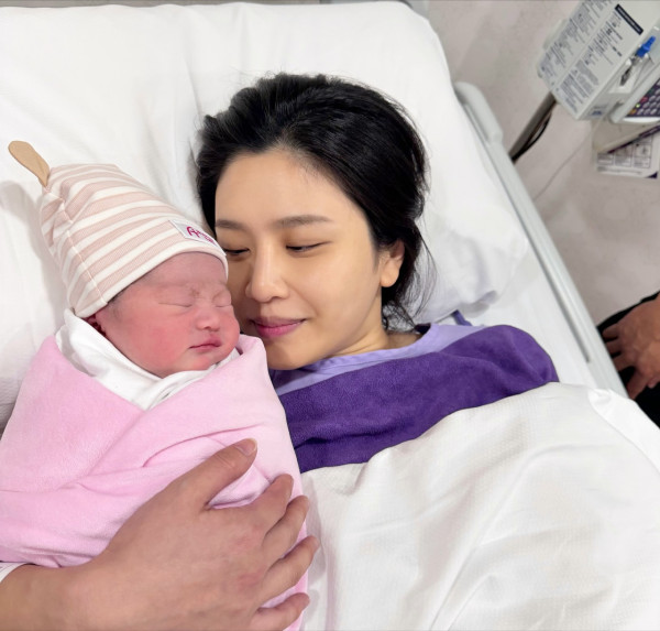 Coffee林芊妤宣布平安誕下第二胎女兒 剖腹產後首曬全家福報喜：妹妹健健康康