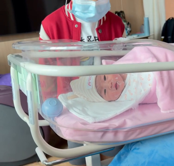 Coffee林芊妤宣布平安誕下第二胎女兒 剖腹產後首曬全家福報喜：妹妹健健康康