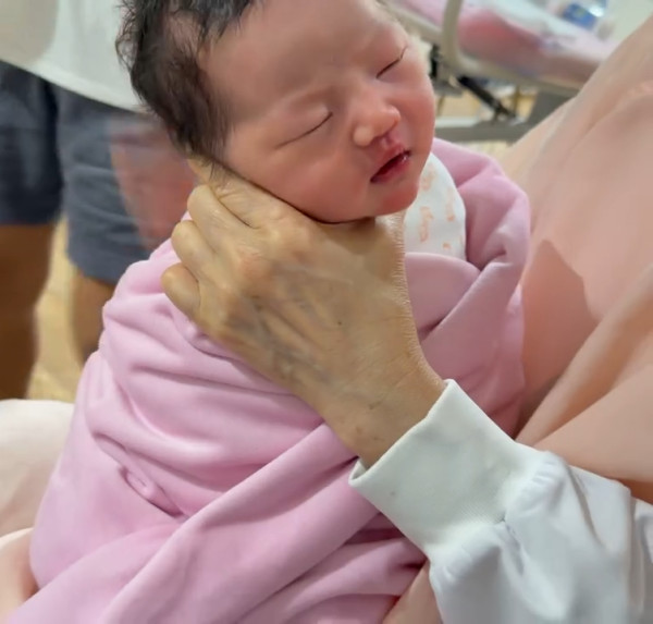 Coffee林芊妤宣布平安誕下第二胎女兒 剖腹產後首曬全家福報喜：妹妹健健康康