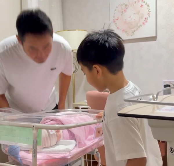 Coffee林芊妤宣布平安誕下第二胎女兒 剖腹產後首曬全家福報喜：妹妹健健康康